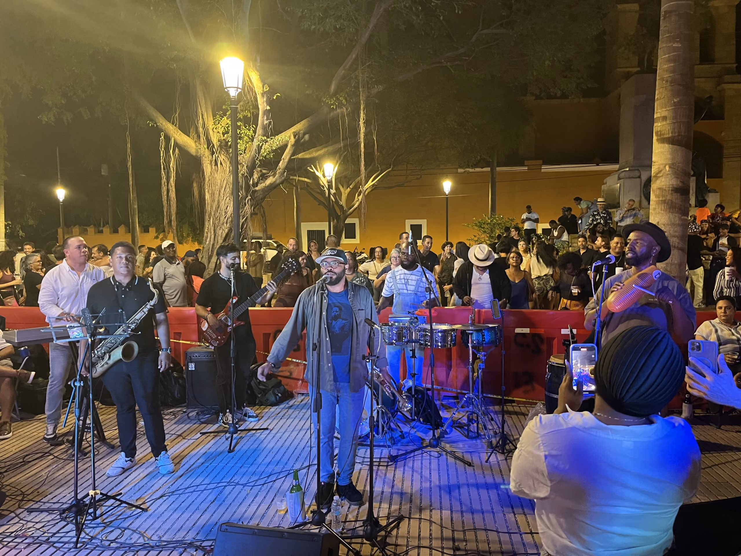 Bailar en la calle a ritmo de Merengue, Salsa y Bachata