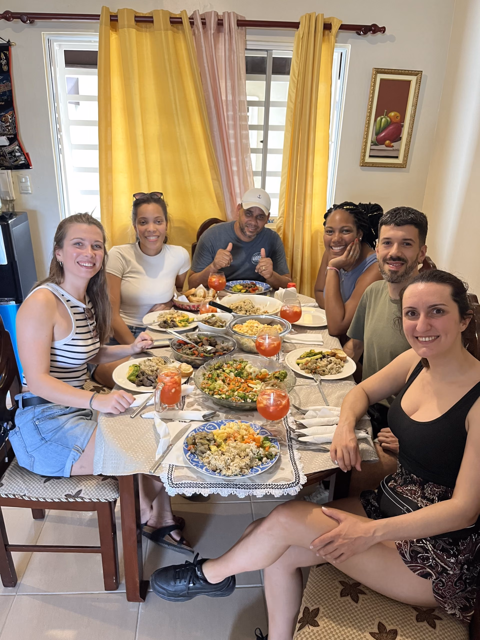 Sentirte como en casa compartiendo con familias locales y probando la gastronomía auténtica.