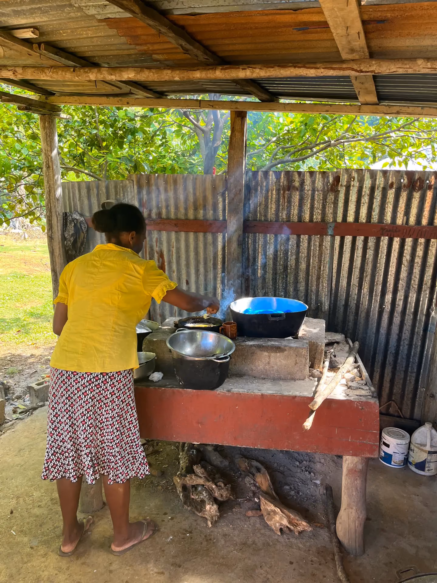 Probar la comida en leña y conocer la tranquilidad de la vida de campo