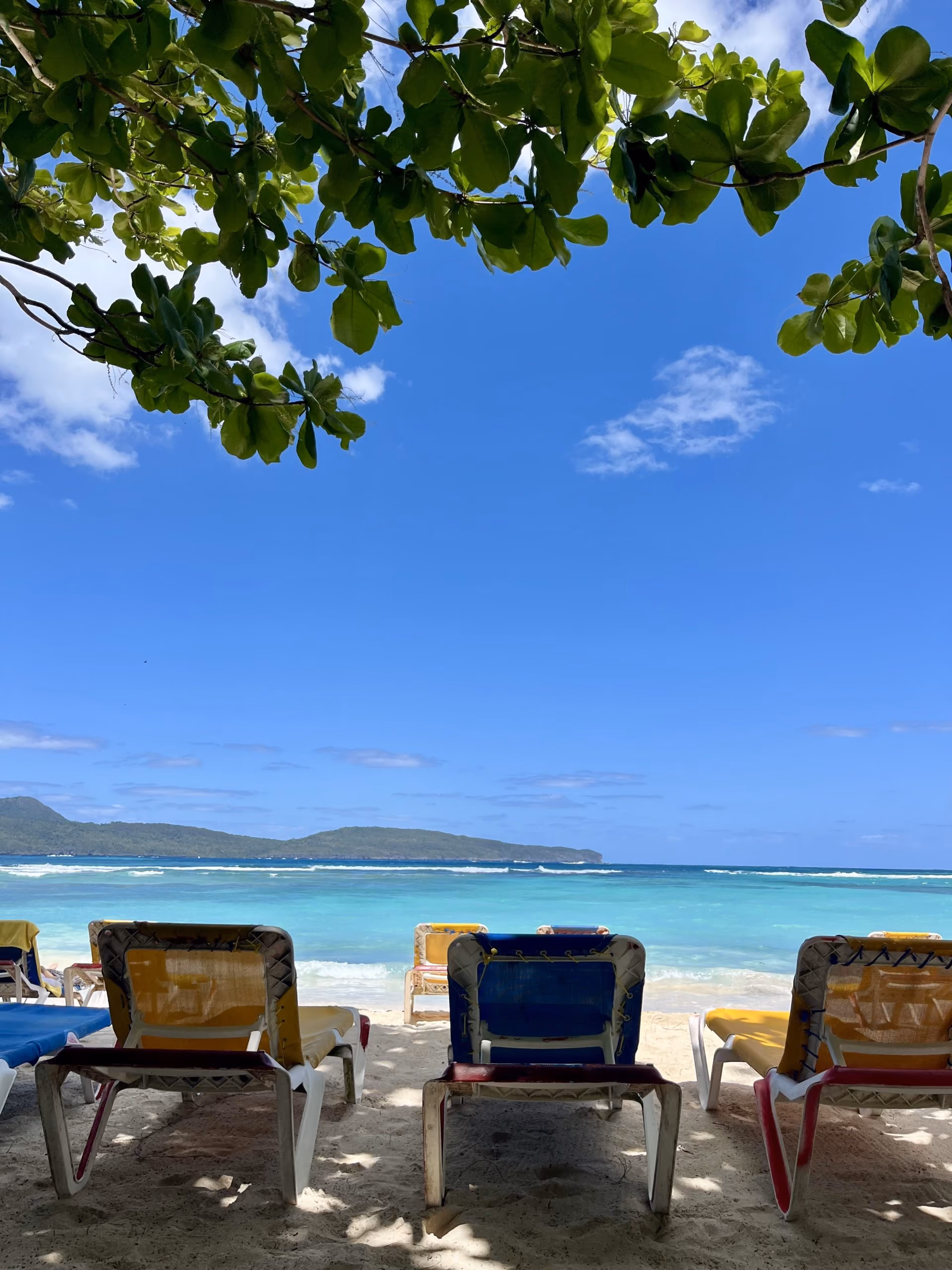 Bajar revoluciones y desconectar del mundo en la playita, disfrutando del azul infinito caribeño.