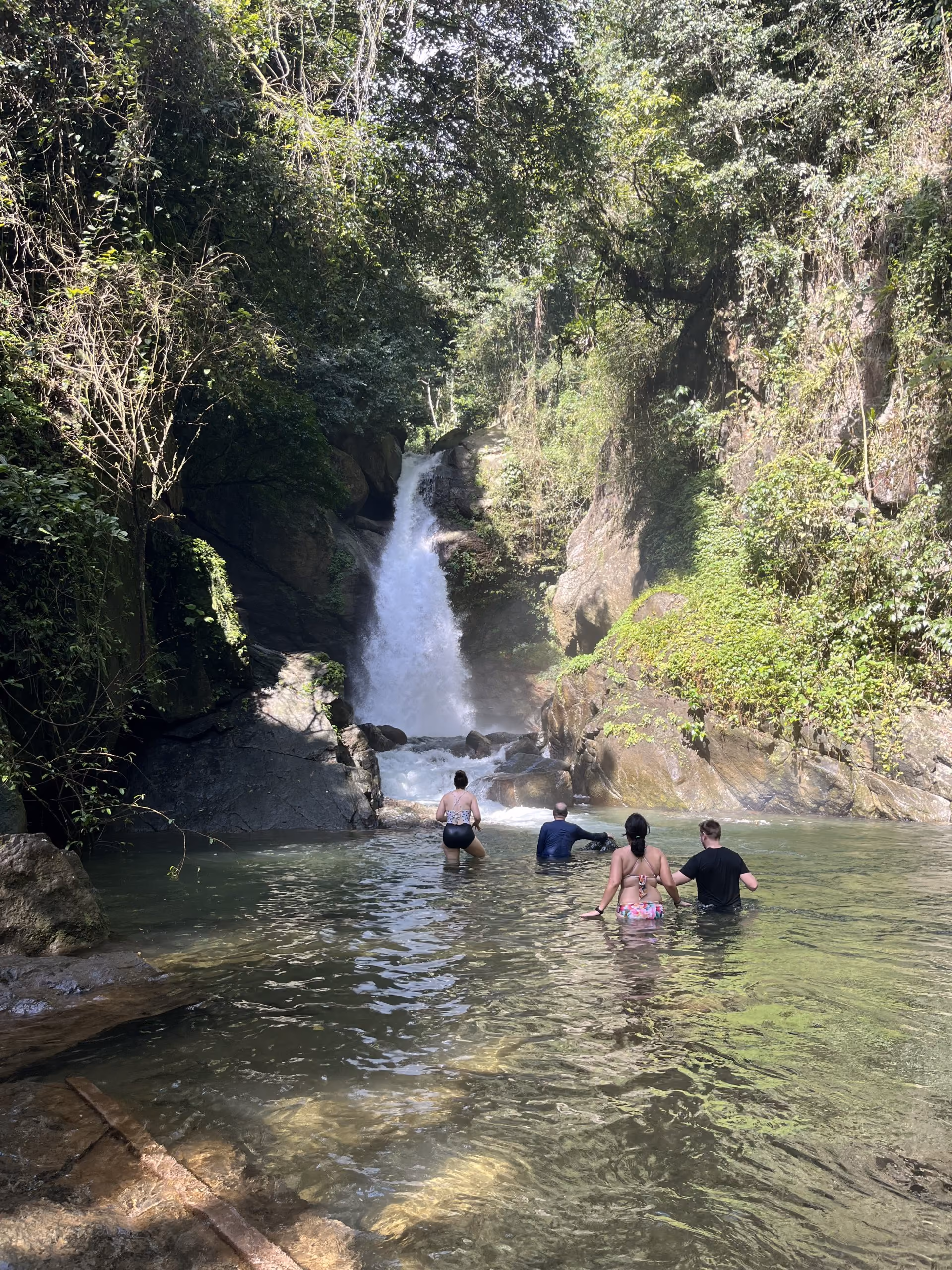 Nadar en aguas cristalinas en los ríos de RD