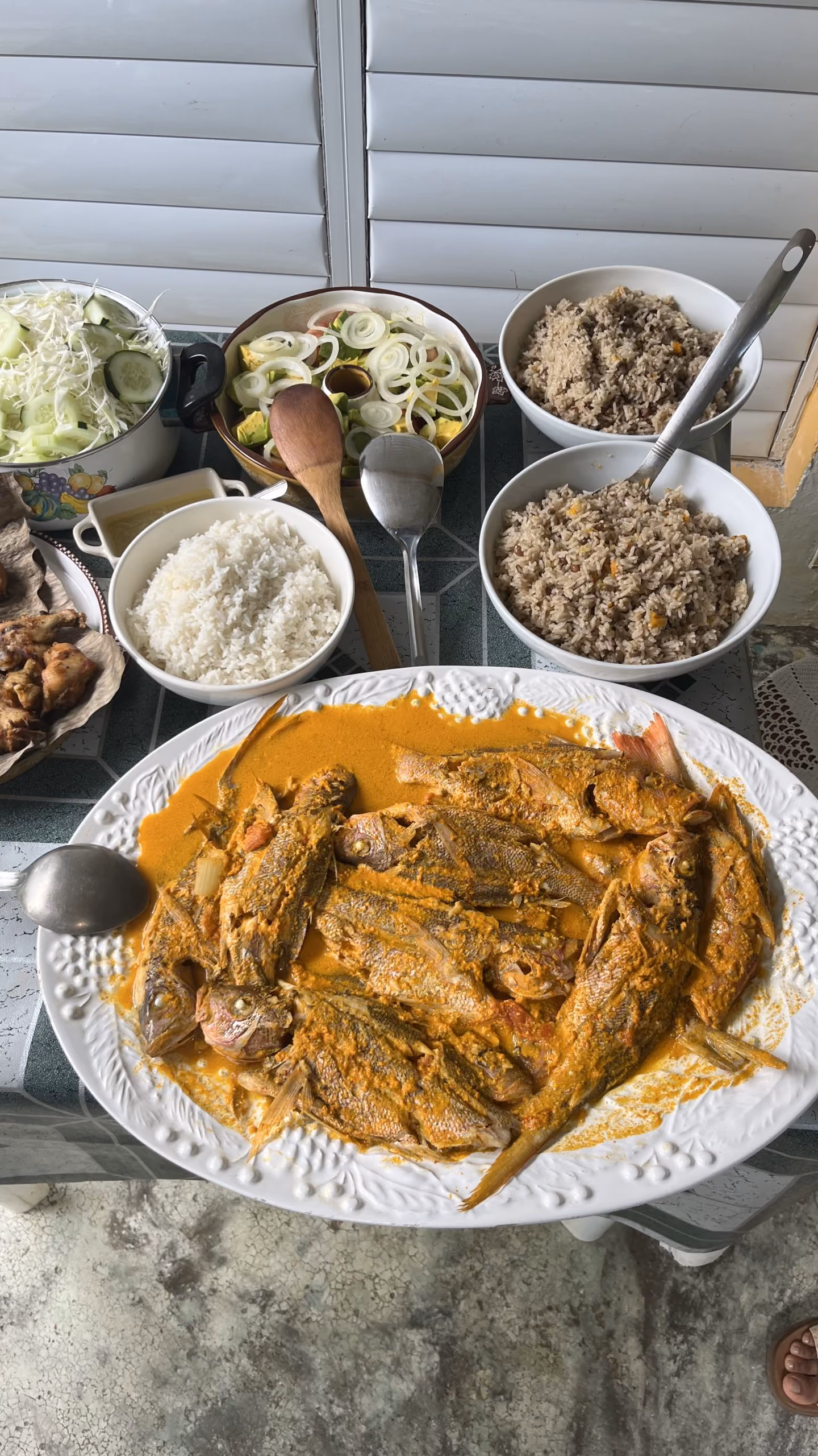 Probar nuevos sabores y dejarte sorprender por la gastronomía tropical.